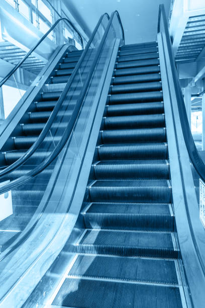 위로 및 아래로 에스컬레이터를 공공 건물 - elevator escalator footpath airport 뉴스 사진 이미지