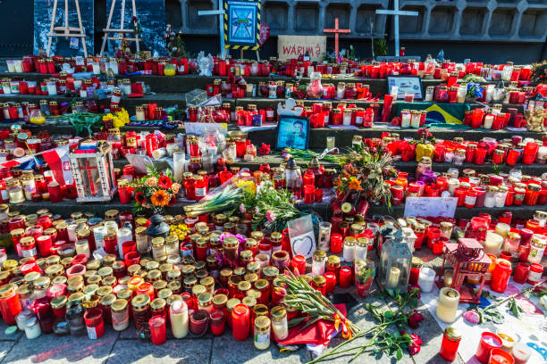 świece w kościele pamięci cesarza wilhelma w berlinie, niemcy - muslim terrorist zdjęcia i obrazy z banku zdjęć