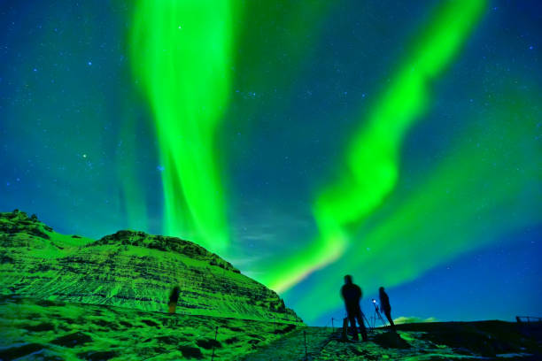 アイスランドの kirkjufell 山の近くのオーロラ。 - wintry landscape flash ストックフォトと画像