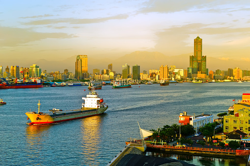 Puerto de Kaohsiung al atardecer photo