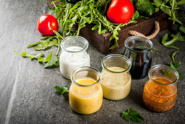 conjunto de molhos para salada - vinegar bottle herb white - fotografias e filmes do acervo