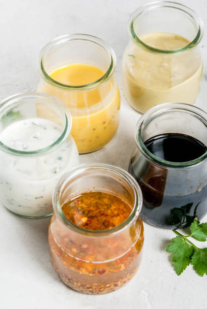 conjunto de aderezos para ensalada - vinegar salad dressing balsamic vinegar olive oil fotografías e imágenes de stock
