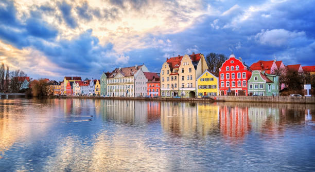 gótico colorida casas que reflejan en el río isar en puesta del sol, landshut, munich, alemania - múnich fotografías e imágenes de stock