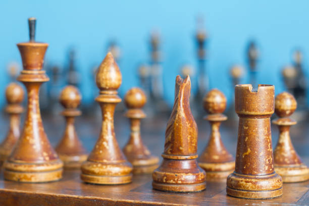 zabytkowe drewniane szachy na starej szachownicy. - armed forces black yellow chess pawn zdjęcia i obrazy z banku zdjęć