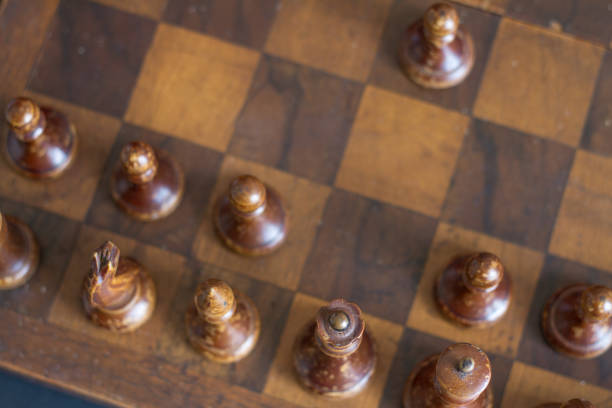 vintage holz schachfiguren - armed forces black yellow chess pawn stock-fotos und bilder