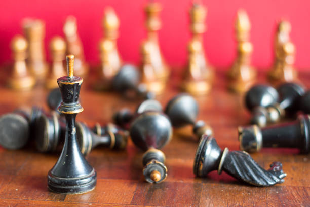 古いチェス盤のヴィンテージの木製チェスの駒。 - armed forces black yellow chess pawn ストックフォトと画像