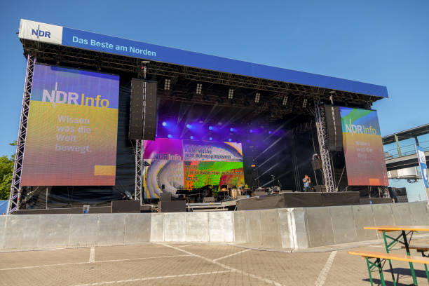 scena ndr na imprezie publicznej kieler woche w niemczech. northern german broadcasting jest publicznym nadawcą radiowo-telewizyjnym z siedzibą w hamburgu. - north sea audio zdjęcia i obrazy z banku zdjęć