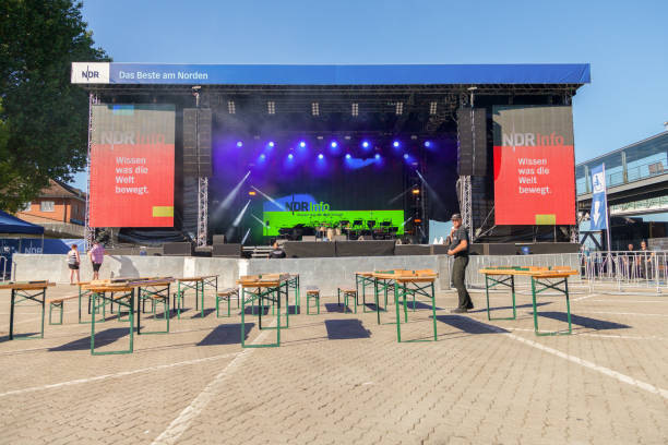 stade ndr sur événement public kieler woche en allemagne. radiodiffusion d’allemand du nord est un radiodiffuseur public de radio et de télévision, basé à hambourg. - north sea audio photos et images de collection