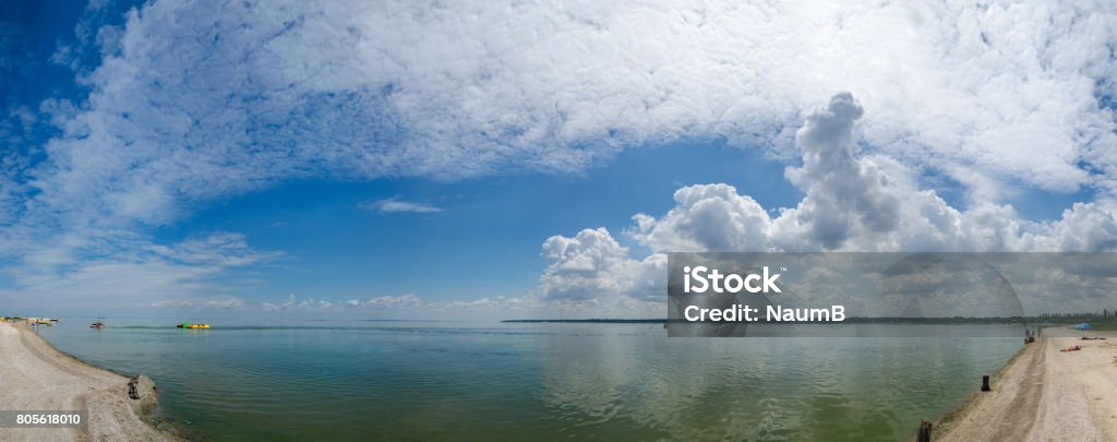 Fondos De Pantalla De Panorama De Playa Bonito Verano Cálido Cielo Enorme  Nube Mar En Mar De Azov Foto de stock y más banco de imágenes de Ancho -  iStock