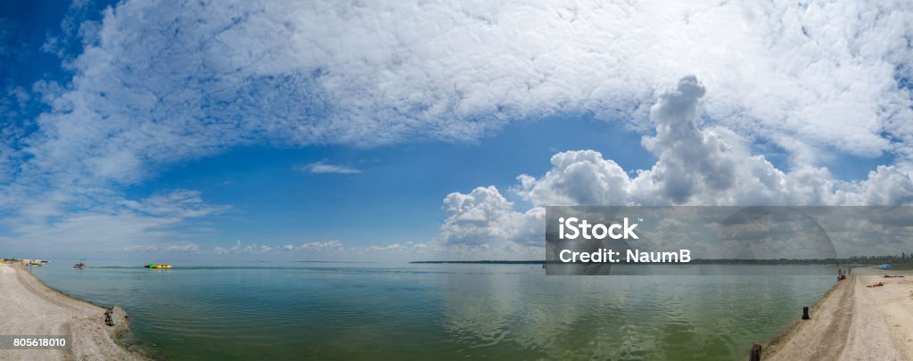 Fondos De Pantalla De Panorama De Playa Bonito Verano Cálido Cielo Enorme Nube Mar En Mar De Azov Foto de stock y más banco de imágenes de Ancho - iStock Fondos De Pantalla De Panorama De Playa Bonito Verano Cálido Cielo Enorme Nube Mar En Mar De Azov Foto de stock y más banco de imágenes de Ancho - iStock