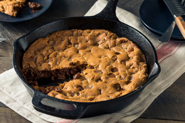 Hot Homemade Chocolate Chip Skillet Cookie Hot Homemade Chocolate Chip Skillet Cookie Ready to Eat skillet stock pictures, royalty-free photos & images