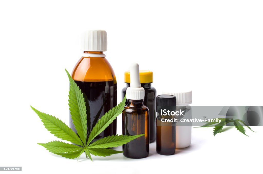 Botellas de aceite de marihuana y cannabis aisladas - Foto de stock de Planta de cannabis libre de derechos