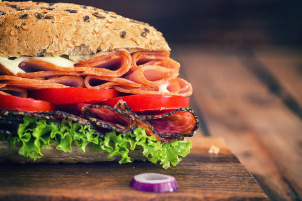 sandwich submarino fresco - sandwich submarine delicatessen salami fotografías e imágenes de stock