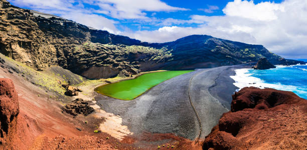 고유한 라고 베르데와 검은 모래 해변 엘 골. lanzarote, 카나리아 제도 - black sand beach scenics sand 뉴스 사진 이미지