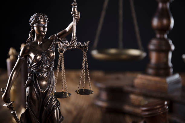 Justice concept Statue of justice, wooden desk legal defense photos stock pictures, royalty-free photos & images