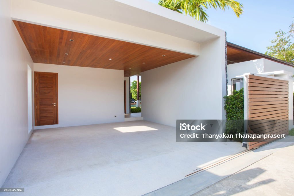 Diseño interior y exterior de blanco carport con techo de madera y madera Country zona - Foto de stock de Garaje libre de derechos