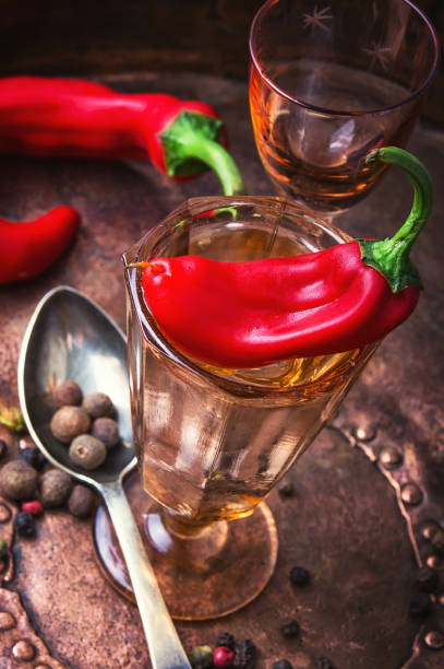 붉은 고추와 알코올 음료 - foods and drinks vegetable red chili pepper chili pepper 뉴스 사진 이미지