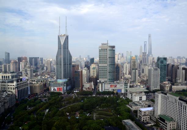 piazza del popolo e paesaggio urbano di shanghai, cina - peoples park foto e immagini stock