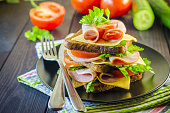 gro%C3%9Fes-sandwich-mit-wurst-und-k%C3%A4se.jpg?b=1&s=170x170&k=20&c=5RxHBwb6WepYhVMlo4MkIto6j44H2uQRPrb0cCUR_HU=