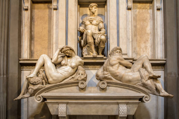 tomba di giuliano de medici e sculture 'notte e giorno' - michelangelo foto e immagini stock