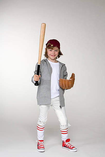 chłopiec trzyma kij baseballowy i na sobie rękawice - baseball player baseball holding bat zdjęcia i obrazy z banku zdjęć