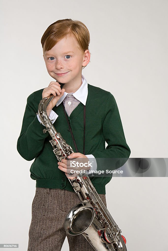 Retrato de un niño sostiene un saxofón - Foto de stock de Actividades recreativas libre de derechos