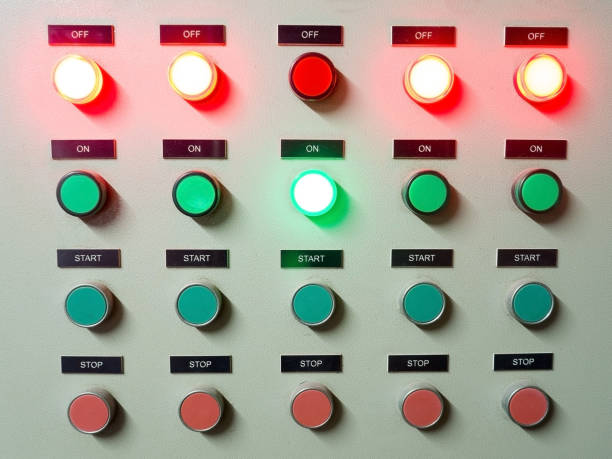 lumières rouge, verte et bleue dirigée sur la démonstration de panneau de contrôle électrique marche/arrêt statut - electricity industry factory control panel photos et images de collection