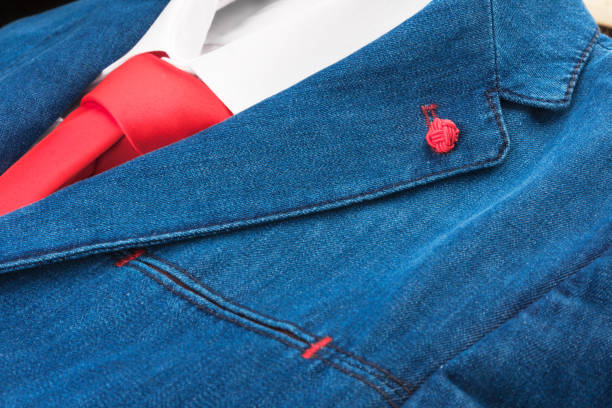 gros plan du denim costume et une cravate rouge. - pocket suit close up shirt photos et images de collection