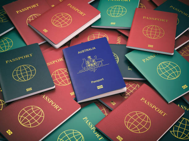 다른 여권의 더미에 호주 여권 이민 개념입니다. 호주 여권입니다. - emigration and immigration global communications passport australia 뉴스 사진 이미지