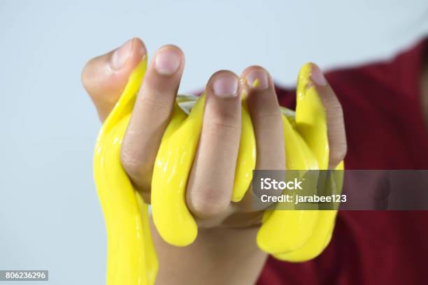 Niño Jugando Mano Hecha Juguete Llamado Baba Selectivo Foco Baba De Foto de stock y más banco de imágenes de Alegre