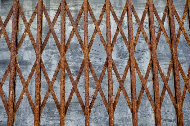traliccio di ferro arrugginito - rusty textured textured effect staple foto e immagini stock