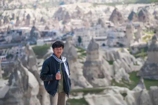 Photo of Young asian man tourist on the top of mountain at Cappadocia valley