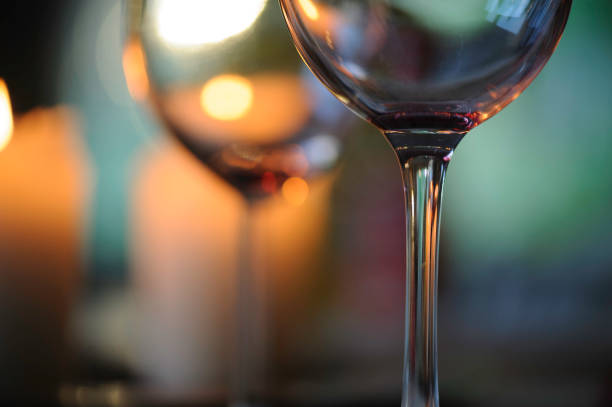 bicchieri da vino da vicino - bar glasses foto e immagini stock
