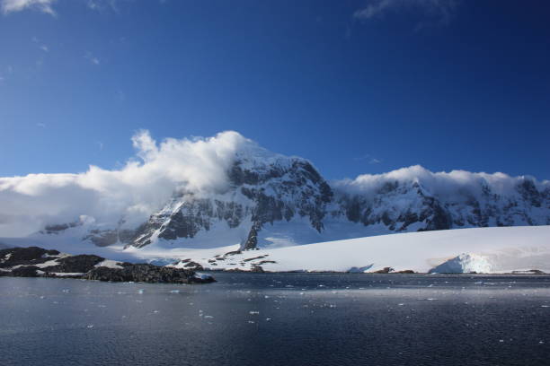 istock Landscape of Antarctica 806272898