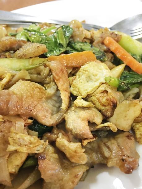 나무 테이블에 백색에 튀긴 플랫과 함께 보존 된 장 돼지고기를 저 어. 태국 스타일 음식입니다. - tofu chinese cuisine vegetarian food broccoli 뉴스 사진 이미지