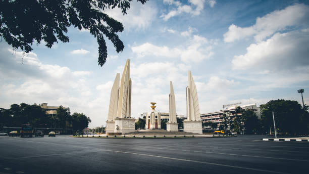 bangkok, tailândia - 3 de janeiro de 2017: monumento de democracia de banguecoque com céu nublado. - democracy monument - fotografias e filmes do acervo