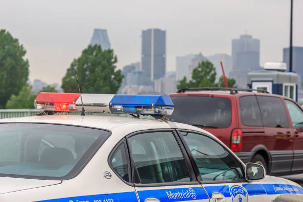 centre-ville de voiture de police petit montréal - police quebec traffic montreal photos et images de collection