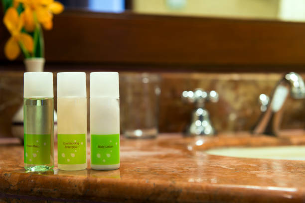 zeep en shampoo in de badkamer - hotel shampoo stockfoto's en -beelden