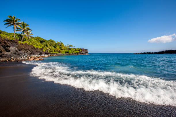 honokalani black beach wainapanapa maui island hawaii - beach maui summer usa imagens e fotografias de stock