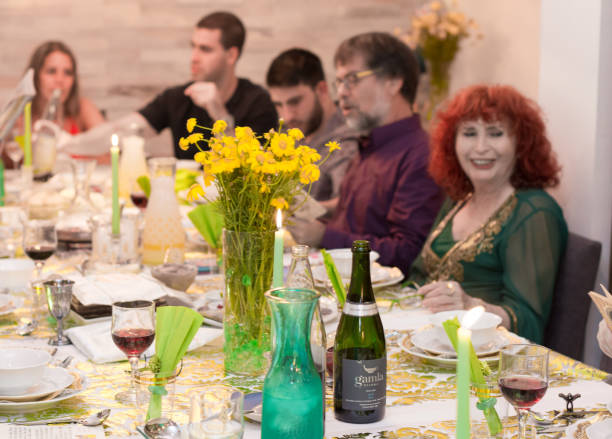 famiglia israeliana in una cena di pasqua seder - seder passover judaism family foto e immagini stock