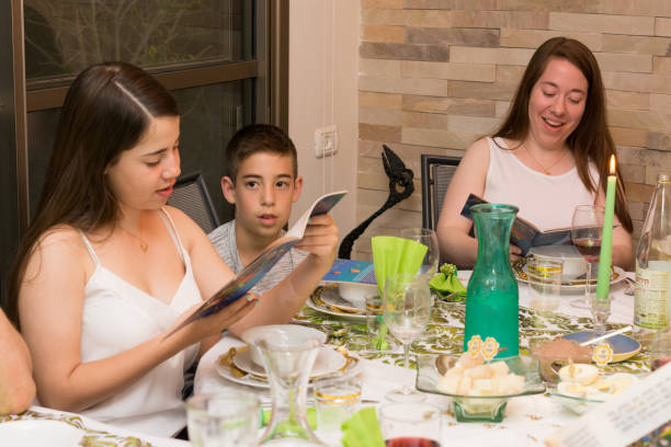famille israélienne dans un repas de pâque seder - seder passover judaism family photos et images de collection
