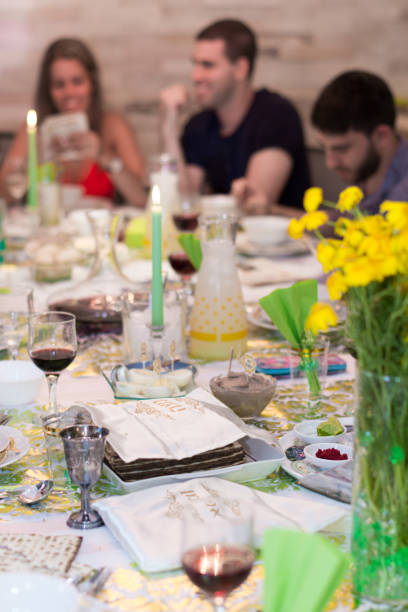 famille israélienne dans un repas de pâque seder - seder passover judaism family photos et images de collection