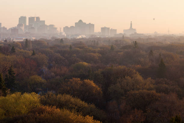 winnipeg-panorama bei sonnenaufgang - esplanade riel stock-fotos und bilder