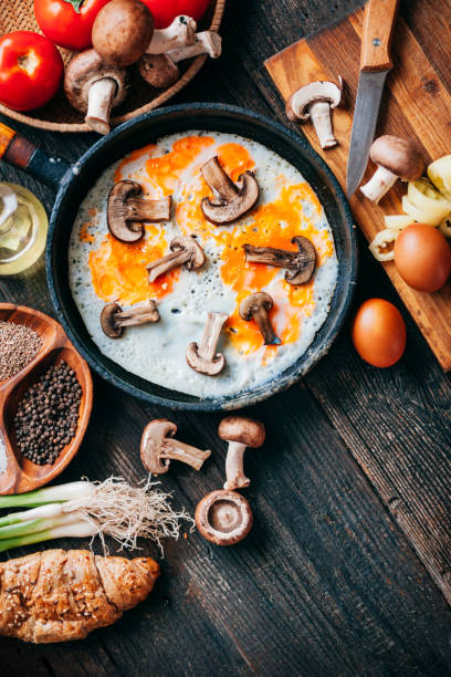 colazione: uova cotte con funghi - edible mushroom portion chopped freshness foto e immagini stock