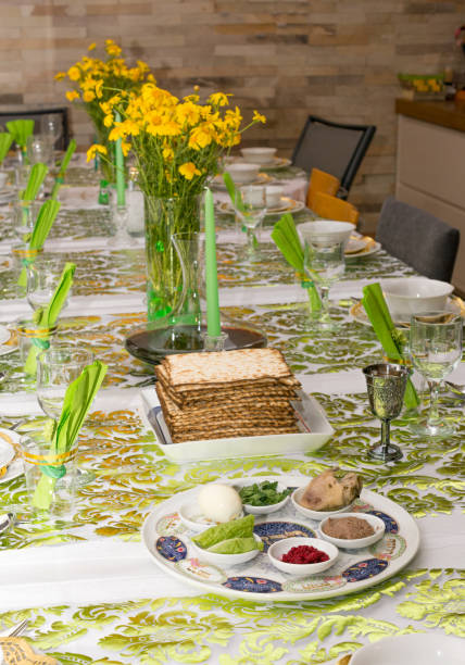 udekorowany stół paschy seder w tel awiwie, izrael - seder zdjęcia i obrazy z banku zdjęć