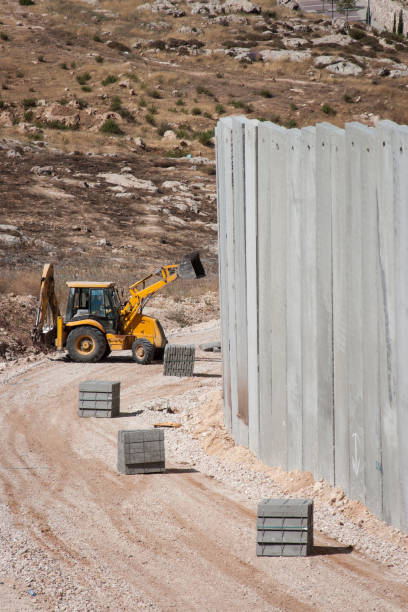 construindo um muro. - muro da cisjordânia fotos - fotografias e filmes do acervo