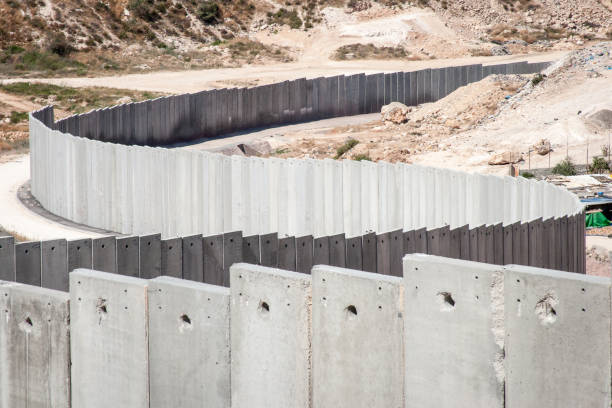 construindo um muro. - muro da cisjordânia fotos - fotografias e filmes do acervo