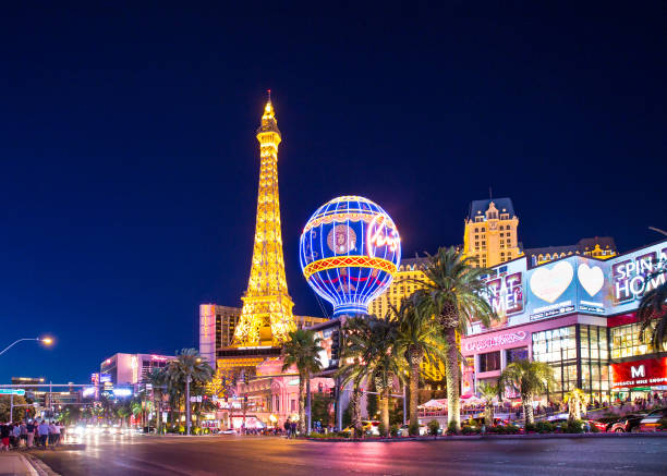 nuit de las vegas nevada - eiffel tower photos et images de collection