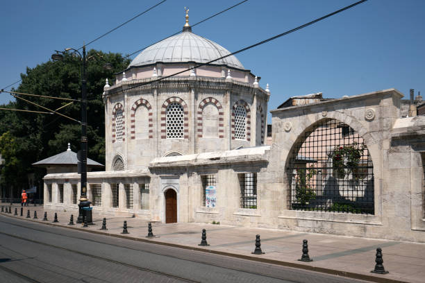 mausoleo de koca sinan pasa en çemberlitaş district.it fue construido en 1593 por arquitecto davud ağa, en el prefacio de kulliye koca sinan pasha. - architect sinan fotografías e imágenes de stock