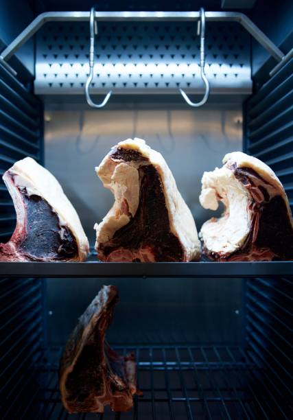 냉각기에 4 개의 스테이크 - aging process beef old dry 뉴스 사진 이미지